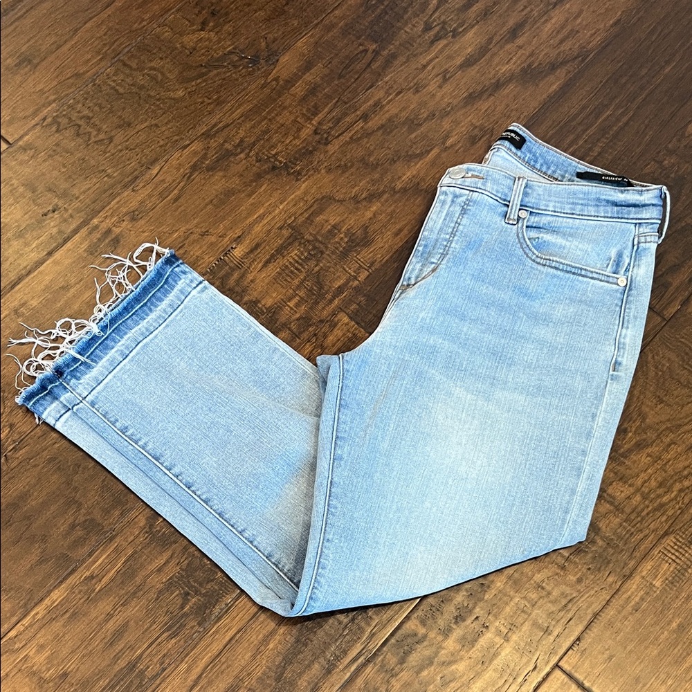 Light Blue Distressed Women's cropped Jeans